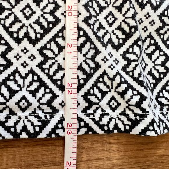 The Talbots Tee Women's Size MP Petite Crewneck Aztec Snowflake White/Black - Picture 6 of 7